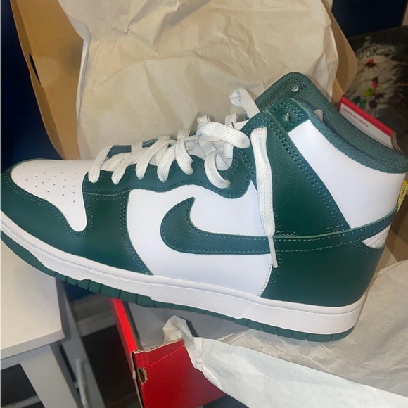 Nike Green and White Athletic Shoes main image 4